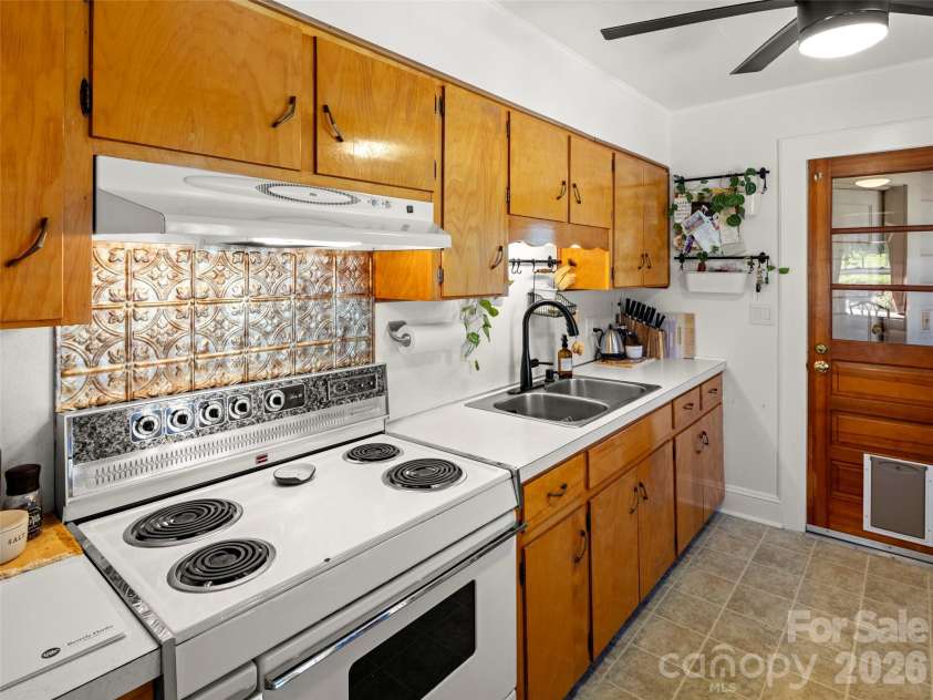 79 Craig Circle, Asheville, NC 28805.  MLS# CAR4352490, YatesRealty ID 16309. 