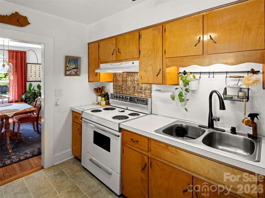 79 Craig Circle, Asheville, NC 28805.  MLS# CAR4352490, YatesRealty ID 16309. 