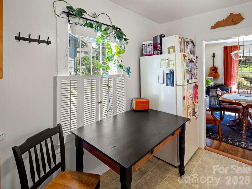 79 Craig Circle, Asheville, NC 28805.  MLS# CAR4352490, YatesRealty ID 16309. 