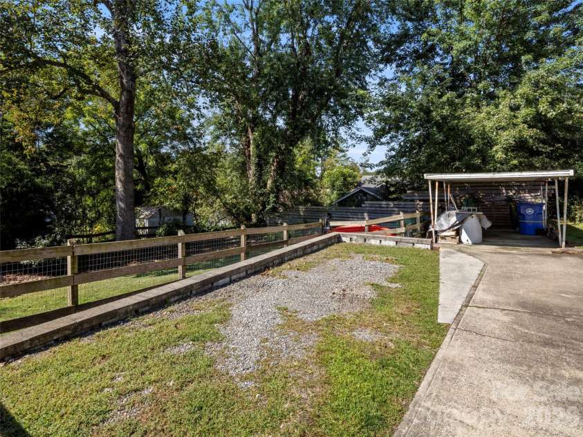 79 Craig Circle, Asheville, NC 28805.  MLS# CAR4352490, YatesRealty ID 16309. 