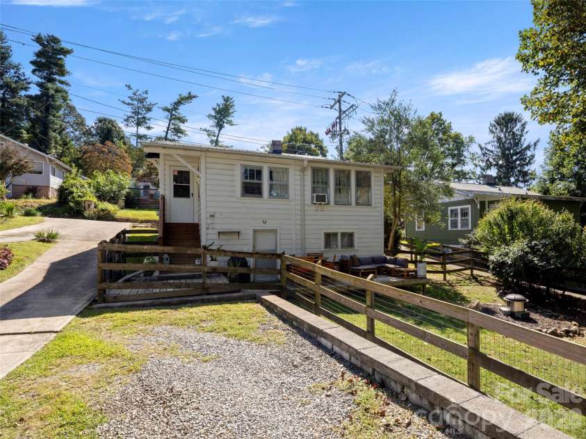 79 Craig Circle, Asheville, NC 28805.  MLS# CAR4352490, YatesRealty ID 16309. 