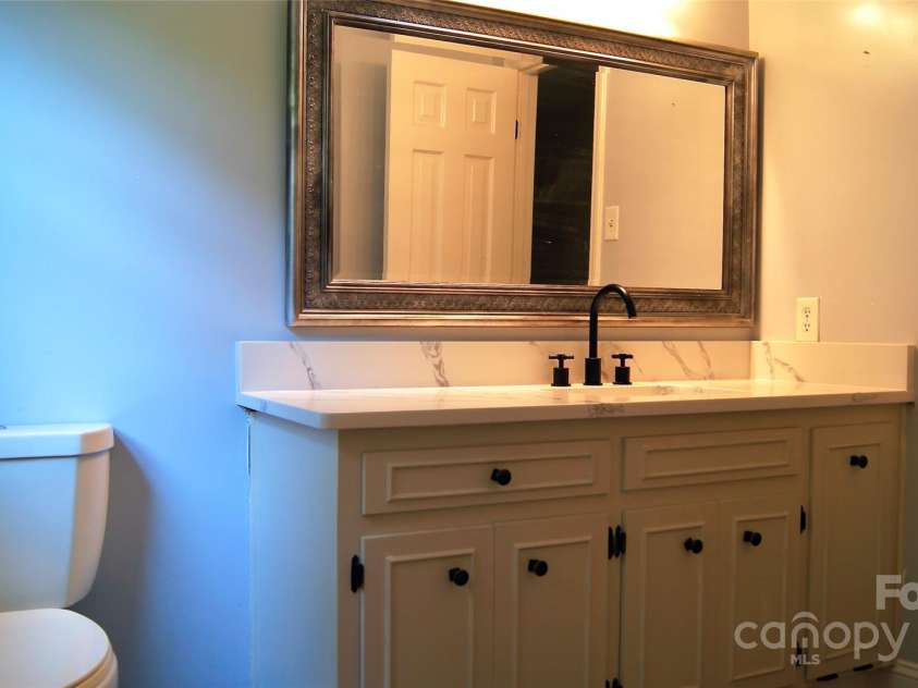 4905 Montibello Drive, Charlotte, NC 28226.  MLS# CAR4252898, YatesRealty ID 16311. 2ND FLOOR FULL BATHROOM