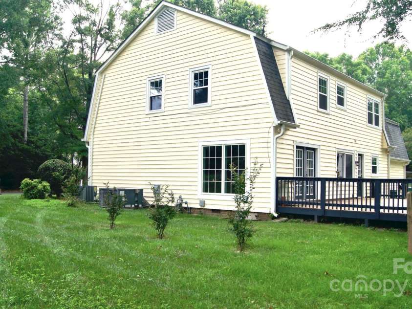 4905 Montibello Drive, Charlotte, NC 28226.  MLS# CAR4252898, YatesRealty ID 16311. 
