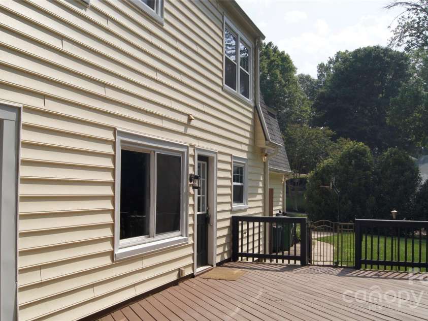 4905 Montibello Drive, Charlotte, NC 28226.  MLS# CAR4252898, YatesRealty ID 16311. 