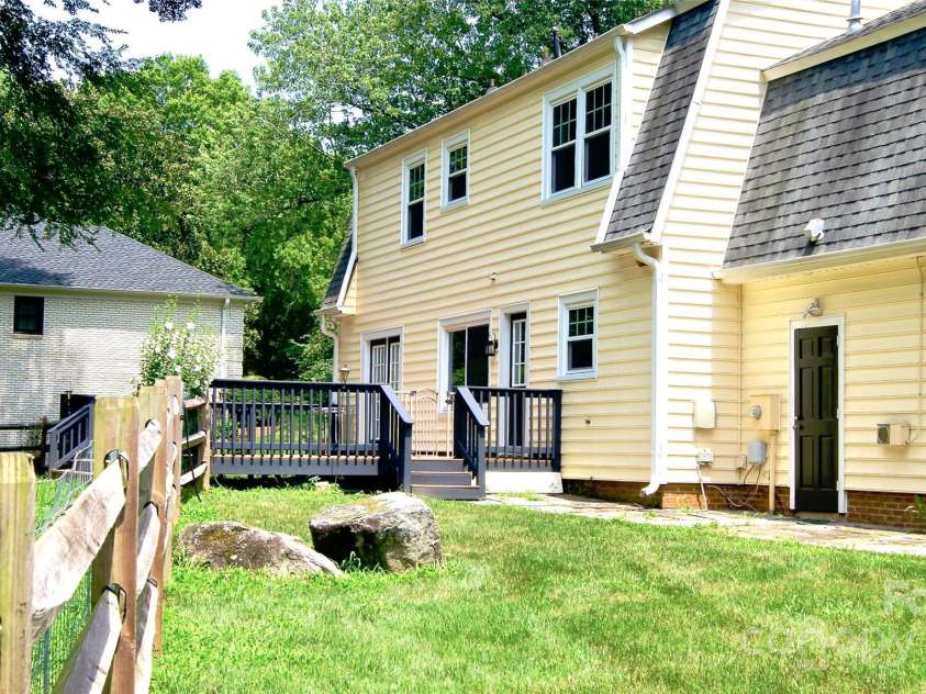 4905 Montibello Drive, Charlotte, NC 28226.  MLS# CAR4252898, YatesRealty ID 16311. 