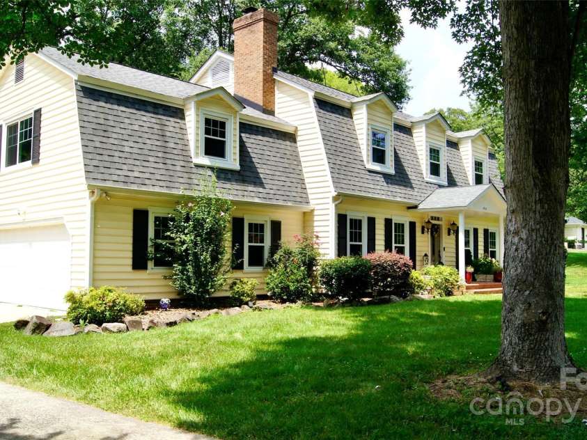 4905 Montibello Drive, Charlotte, NC 28226.  MLS# CAR4252898, YatesRealty ID 16311. 