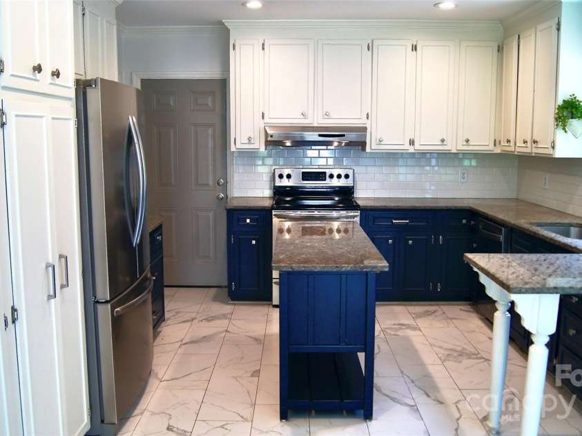4905 Montibello Drive, Charlotte, NC 28226.  MLS# CAR4252898, YatesRealty ID 16311. 