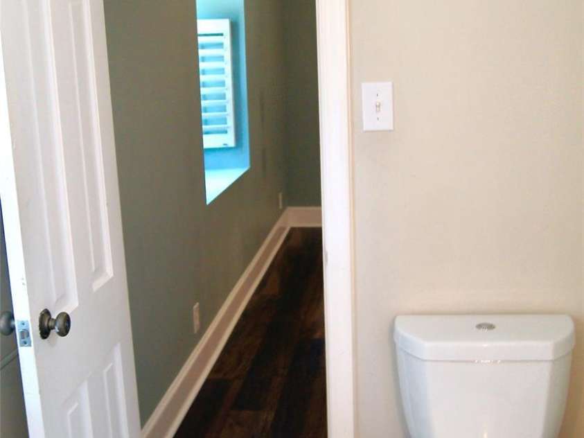 4905 Montibello Drive, Charlotte, NC 28226.  MLS# CAR4252898, YatesRealty ID 16311. MASTER BATHROOM 2ND FLOOR