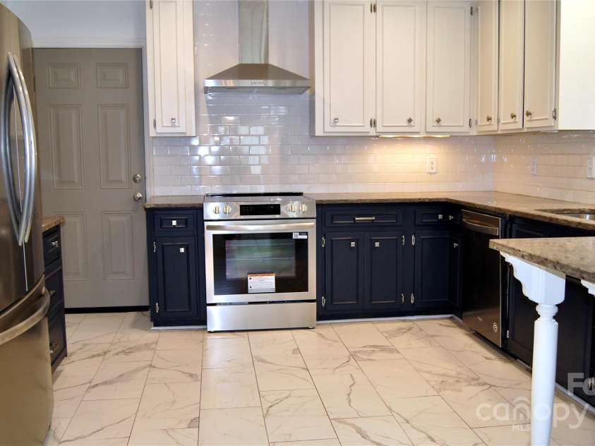4905 Montibello Drive, Charlotte, NC 28226.  MLS# CAR4302789, YatesRealty ID 16311. Kitchen