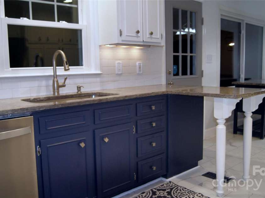 4905 Montibello Drive, Charlotte, NC 28226.  MLS# CAR4302789, YatesRealty ID 16311. Kitchen