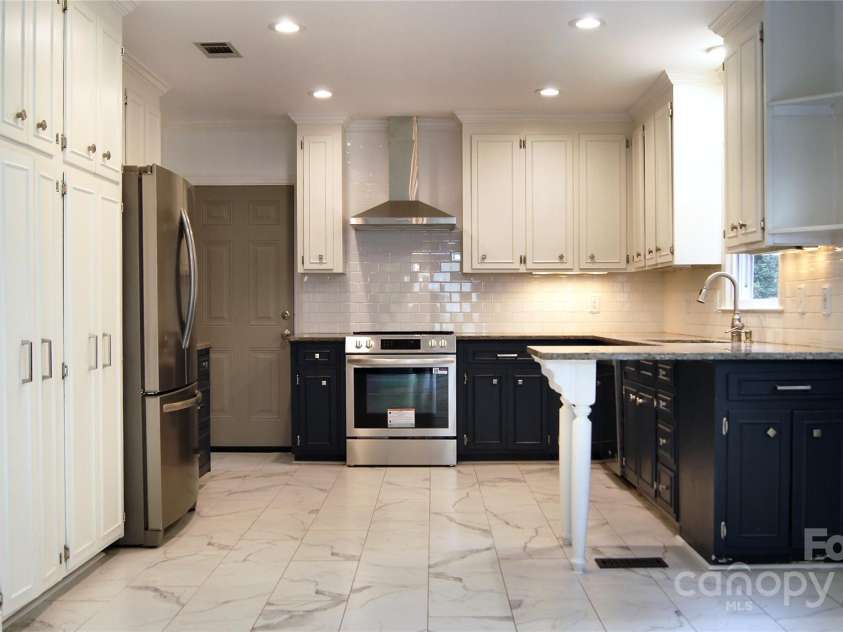 4905 Montibello Drive, Charlotte, NC 28226.  MLS# CAR4302789, YatesRealty ID 16311. Kitchen