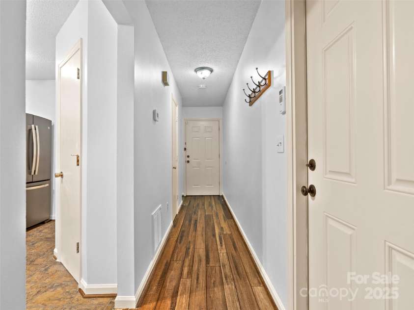 802 Parkway Vista Drive, Asheville, NC 28805.  MLS# CAR4248715, YatesRealty ID 16314. 