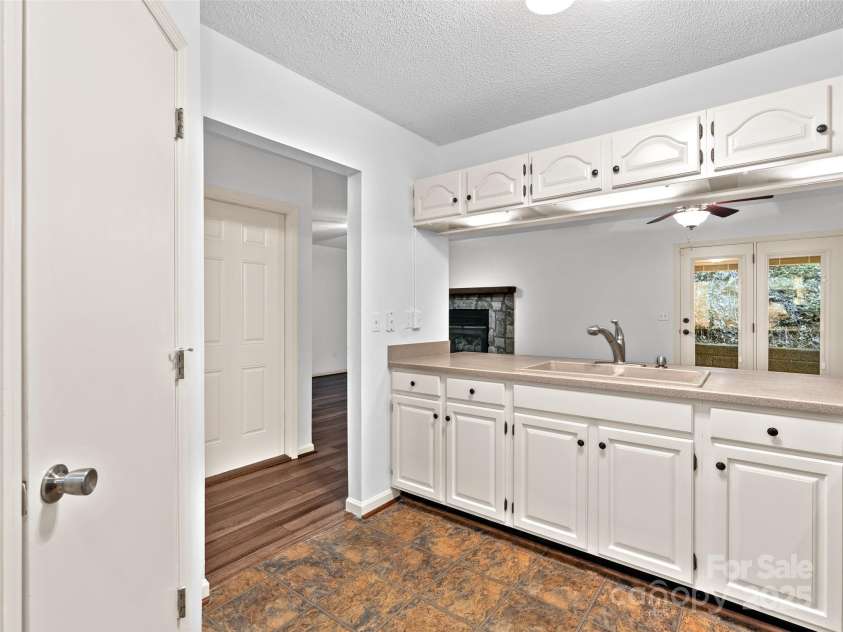 802 Parkway Vista Drive, Asheville, NC 28805.  MLS# CAR4248715, YatesRealty ID 16314. 