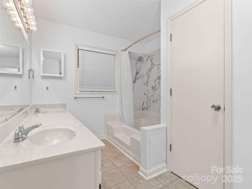 802 Parkway Vista Drive, Asheville, NC 28805.  MLS# CAR4248715, YatesRealty ID 16314. 