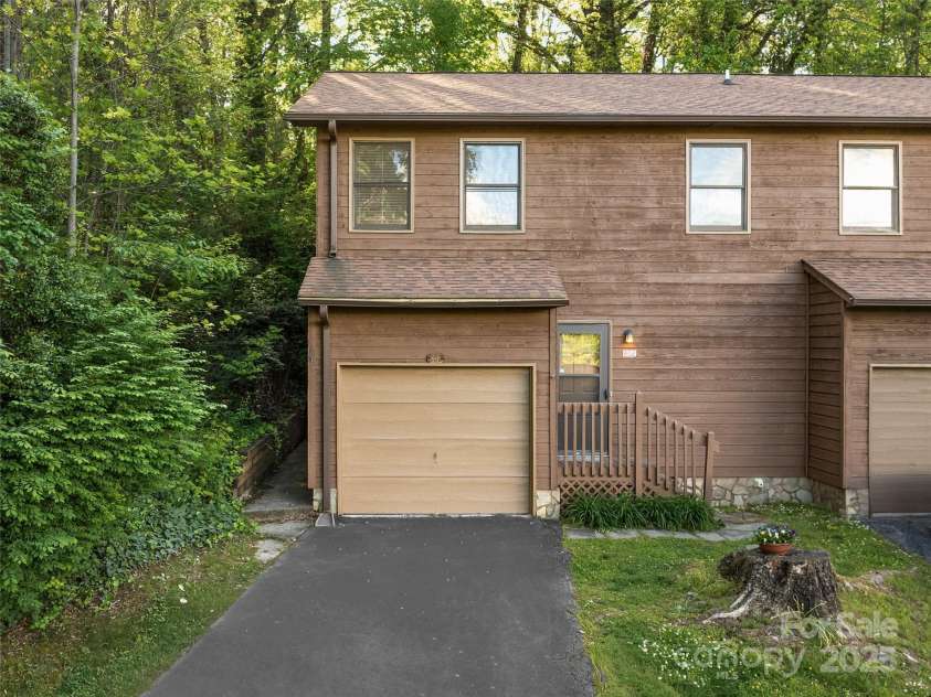 802 Parkway Vista Drive, Asheville, NC 28805.  MLS# CAR4248715, YatesRealty ID 16314. 