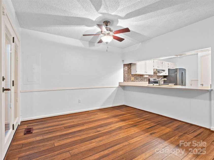 802 Parkway Vista Drive, Asheville, NC 28805.  MLS# CAR4248715, YatesRealty ID 16314. 