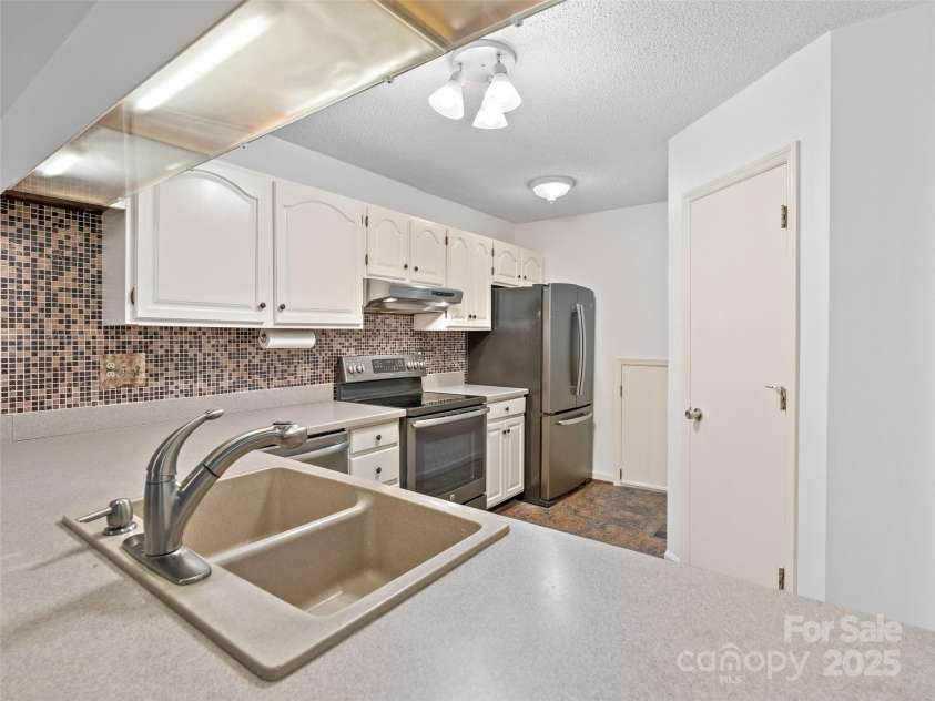 802 Parkway Vista Drive, Asheville, NC 28805.  MLS# CAR4248715, YatesRealty ID 16314. 