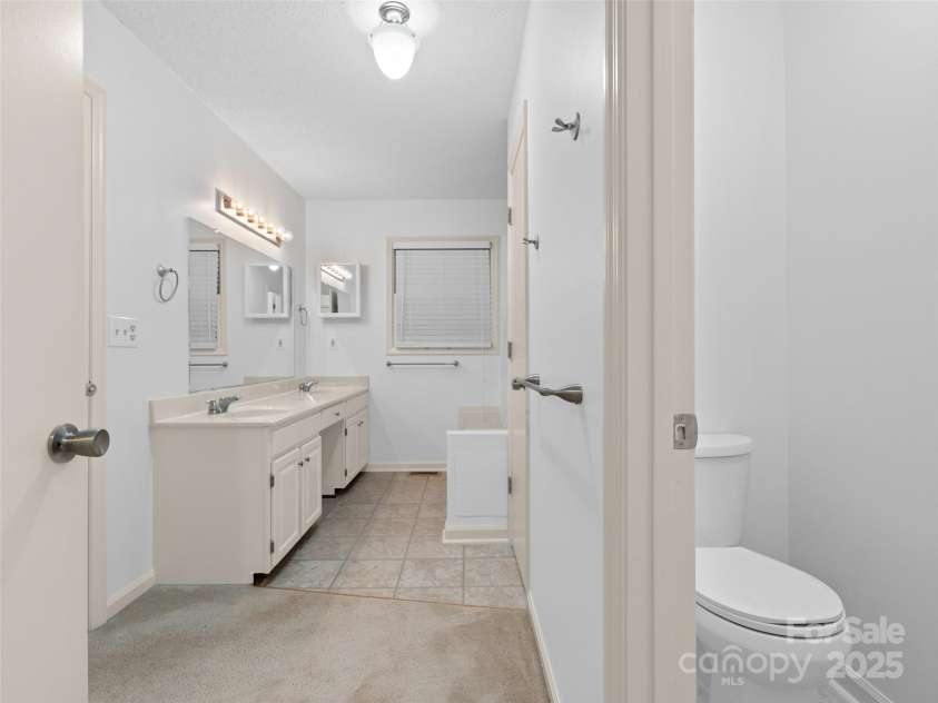 802 Parkway Vista Drive, Asheville, NC 28805.  MLS# CAR4248715, YatesRealty ID 16314. 