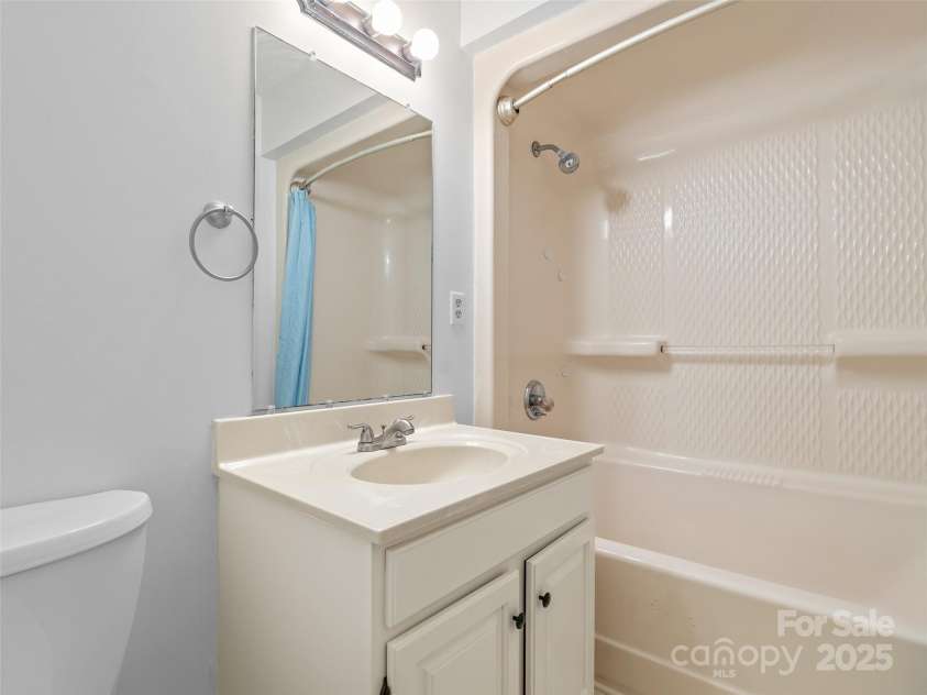 802 Parkway Vista Drive, Asheville, NC 28805.  MLS# CAR4248715, YatesRealty ID 16314. 