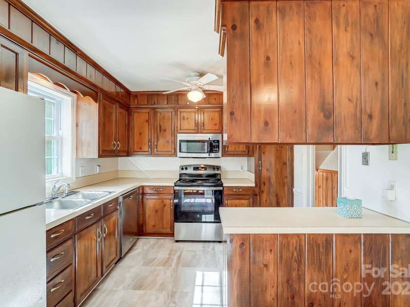 1301 Old Farm Road, Charlotte, NC 28226.  MLS# CAR4228813, YatesRealty ID 16317. 