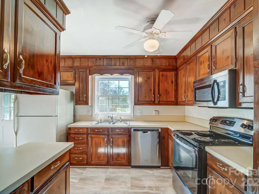 1301 Old Farm Road, Charlotte, NC 28226.  MLS# CAR4228813, YatesRealty ID 16317. 