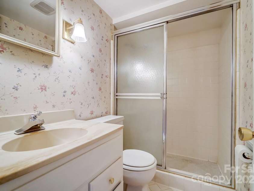 1301 Old Farm Road, Charlotte, NC 28226.  MLS# CAR4228813, YatesRealty ID 16317. 