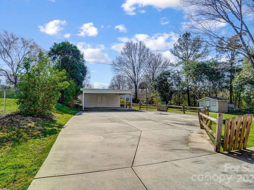 1301 Old Farm Road, Charlotte, NC 28226.  MLS# CAR4228813, YatesRealty ID 16317. 