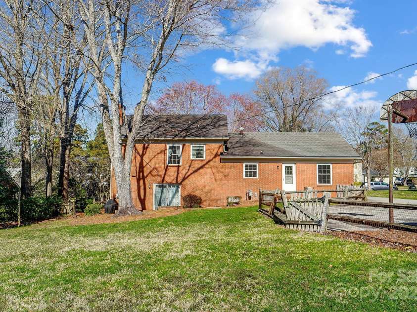 1301 Old Farm Road, Charlotte, NC 28226.  MLS# CAR4228813, YatesRealty ID 16317. 