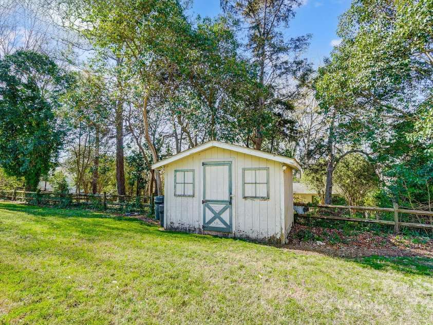 1301 Old Farm Road, Charlotte, NC 28226.  MLS# CAR4228813, YatesRealty ID 16317. 