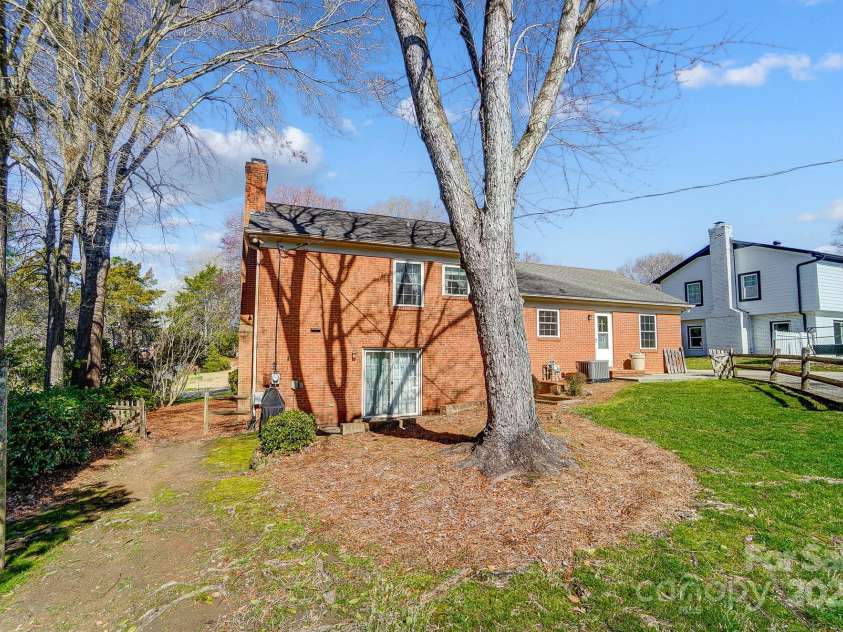 1301 Old Farm Road, Charlotte, NC 28226.  MLS# CAR4228813, YatesRealty ID 16317. 