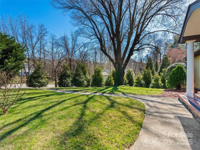 184 Aurora Drive, Asheville, NC 28805.  MLS# CAR4247633, YatesRealty ID 16317. 
