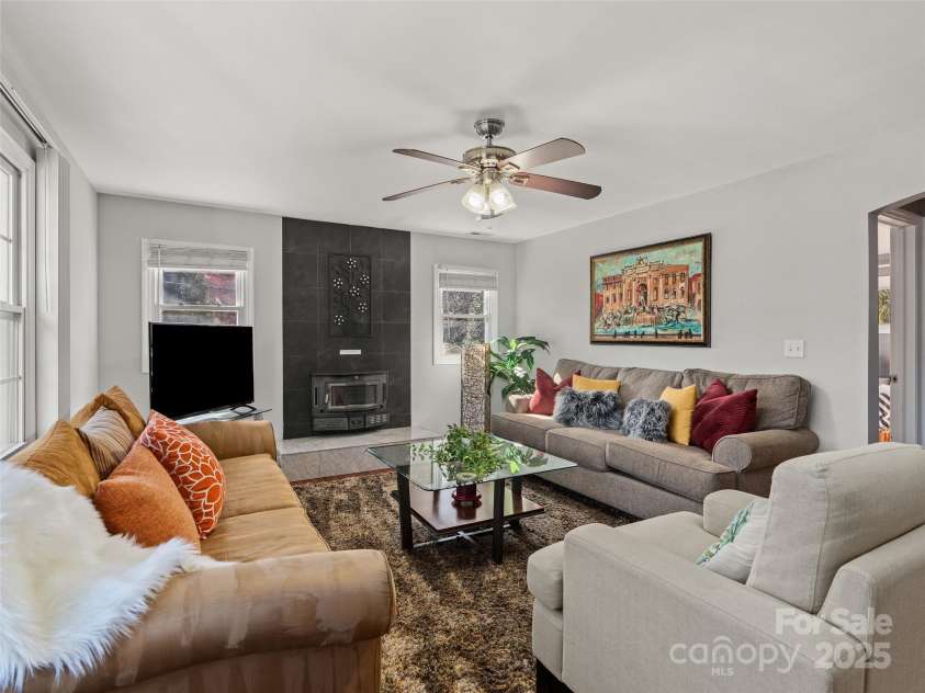 184 Aurora Drive, Asheville, NC 28805.  MLS# CAR4247633, YatesRealty ID 16317. 