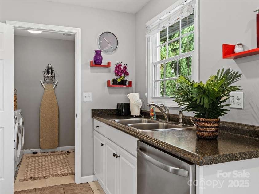 184 Aurora Drive, Asheville, NC 28805.  MLS# CAR4247633, YatesRealty ID 16317. 