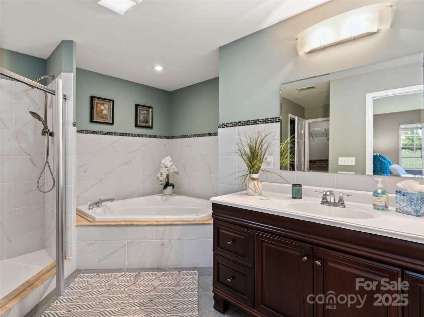 184 Aurora Drive, Asheville, NC 28805.  MLS# CAR4247633, YatesRealty ID 16317. 