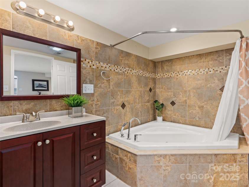 184 Aurora Drive, Asheville, NC 28805.  MLS# CAR4247633, YatesRealty ID 16317. 