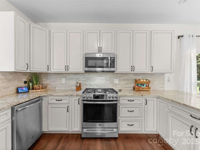 123 Southhaven Drive, Mooresville, NC 28117.  MLS# CAR4234772, YatesRealty ID 16318. Kitchen with Tile Backsplash & Granite Counters