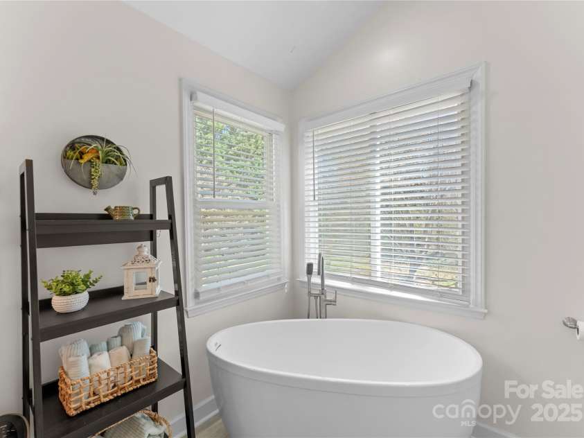123 Southhaven Drive, Mooresville, NC 28117.  MLS# CAR4234772, YatesRealty ID 16318. Primary Bathroom Soaking Tub