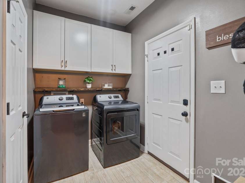 123 Southhaven Drive, Mooresville, NC 28117.  MLS# CAR4322533, YatesRealty ID 16318. Laundry room/drop-zone with cabinets, with garage access