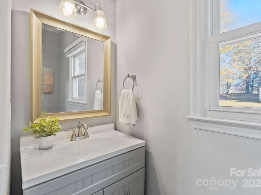 123 Southhaven Drive, Mooresville, NC 28117.  MLS# CAR4322533, YatesRealty ID 16318. Main level half bath