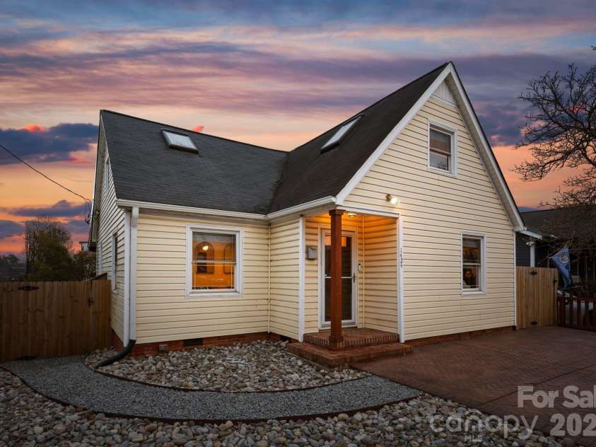1424 Nandina Street, Charlotte, NC 28205.  MLS# CAR4337153, YatesRealty ID 1632. 