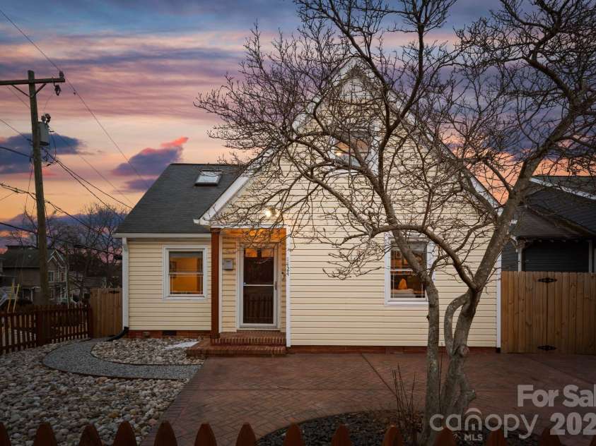 1424 Nandina Street, Charlotte, NC 28205.  MLS# CAR4337153, YatesRealty ID 1632. 