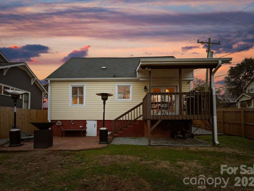 1424 Nandina Street, Charlotte, NC 28205.  MLS# CAR4337153, YatesRealty ID 1632. 