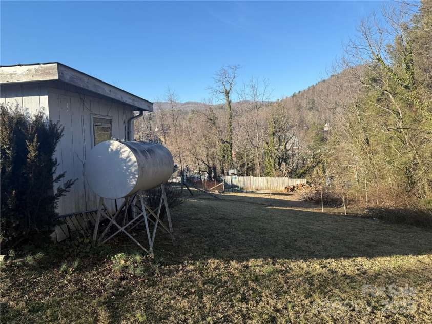 59 Hilltop Lane, Spruce Pine, NC 28777.  MLS# CAR4229360, YatesRealty ID 1632. 