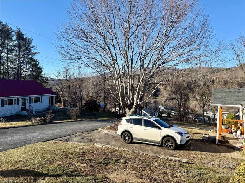 59 Hilltop Lane, Spruce Pine, NC 28777.  MLS# CAR4229360, YatesRealty ID 1632. 