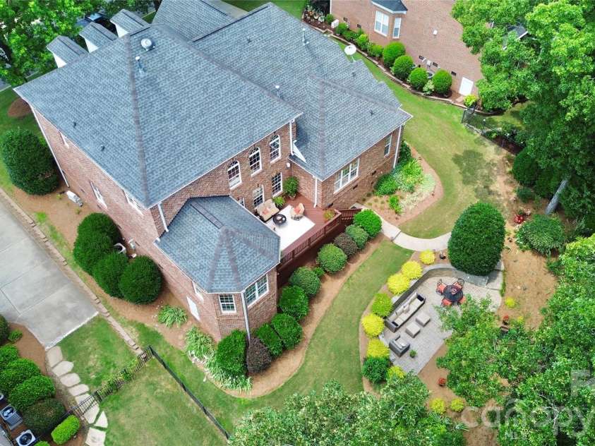 13824 Glen Abbey Drive, Charlotte, NC 28278.  MLS# CAR4350005, YatesRealty ID 16320. Beautiful landscaped backyard