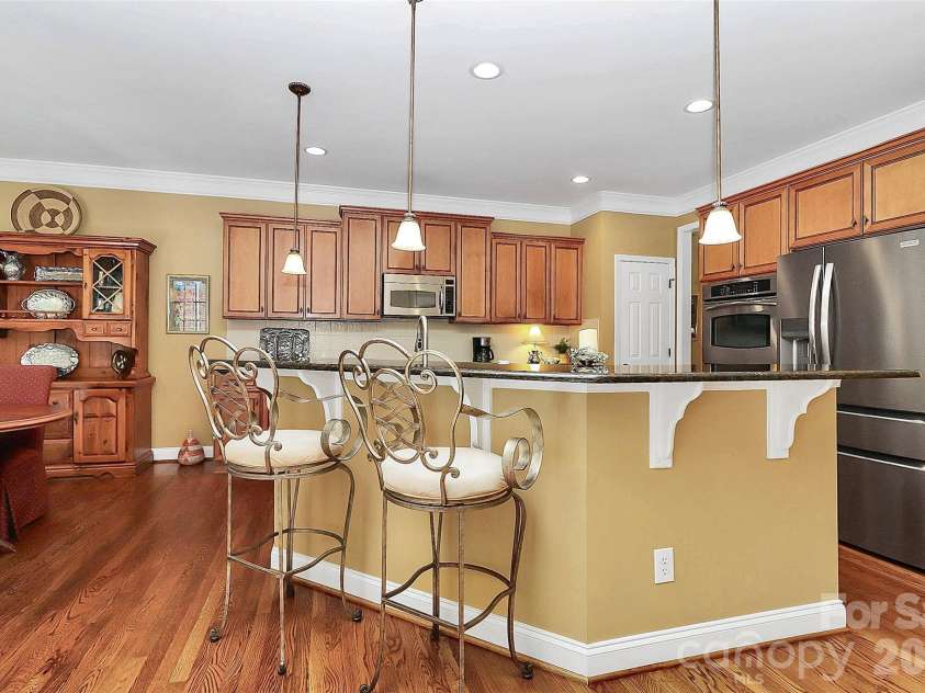 13824 Glen Abbey Drive, Charlotte, NC 28278.  MLS# CAR4350005, YatesRealty ID 16320. Breakfast bar w/pendant lights