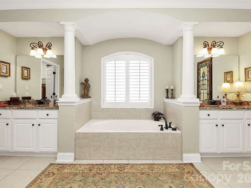 13824 Glen Abbey Drive, Charlotte, NC 28278.  MLS# CAR4350005, YatesRealty ID 16320. Large primary bathroom with 2 vanities