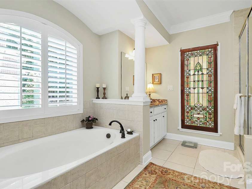13824 Glen Abbey Drive, Charlotte, NC 28278.  MLS# CAR4350005, YatesRealty ID 16320. Large soaking tub in primary bath