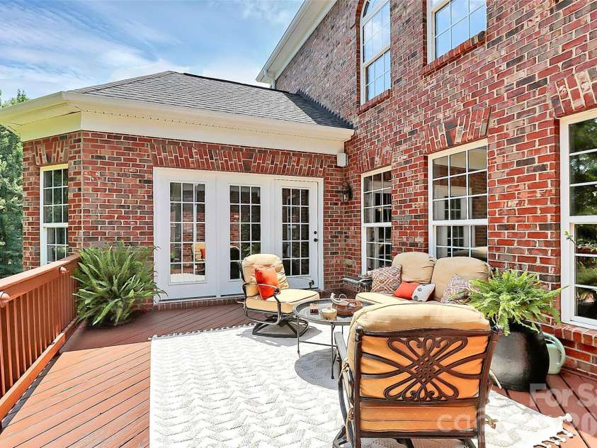 13824 Glen Abbey Drive, Charlotte, NC 28278.  MLS# CAR4350005, YatesRealty ID 16320. Oversize deck