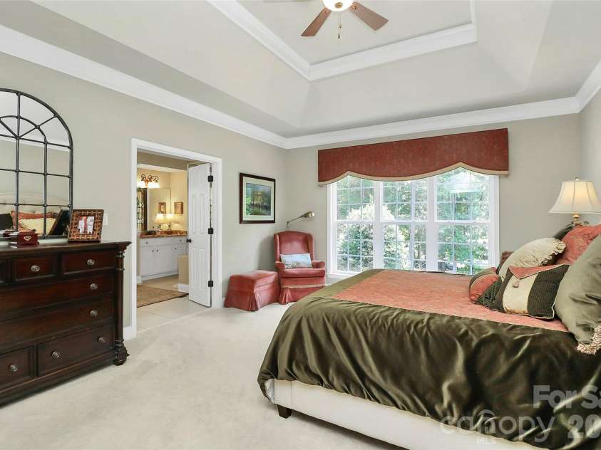 13824 Glen Abbey Drive, Charlotte, NC 28278.  MLS# CAR4350005, YatesRealty ID 16320. Primary Suite on main with 2 walk-in closets